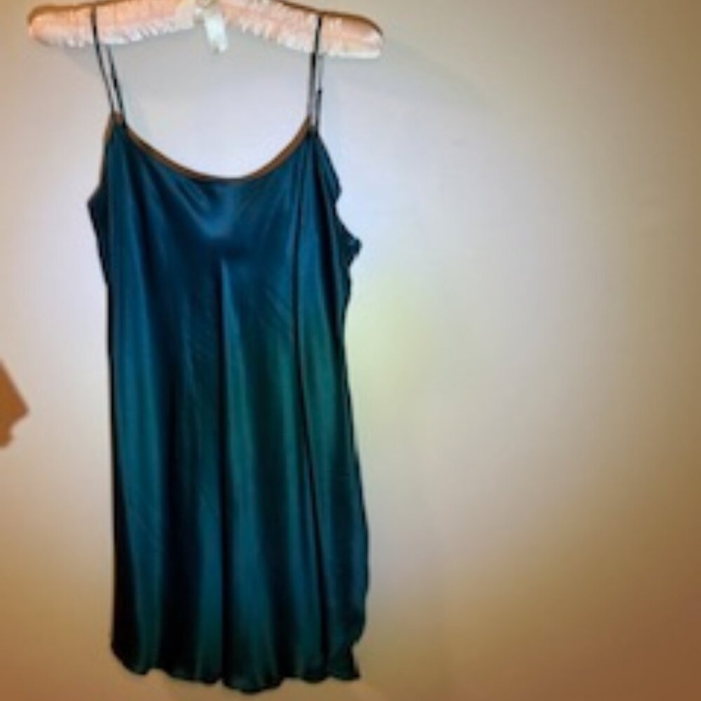 VIctoria's Secret - 100% silk slip - emerald - M